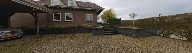 Voorterrein afgesloten met poort