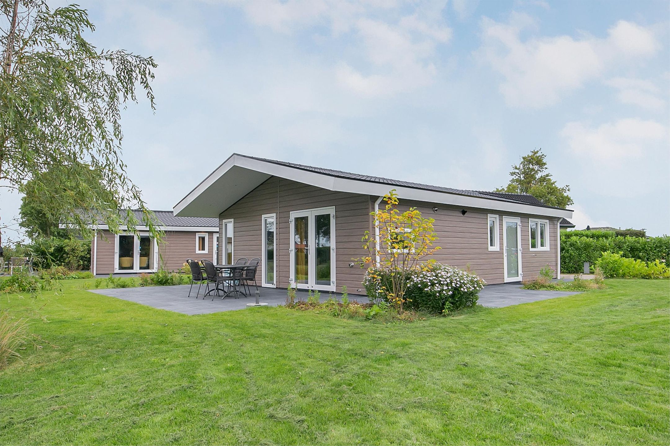 3-bedroom freehold villa in Berkhout — photo 1 of 5