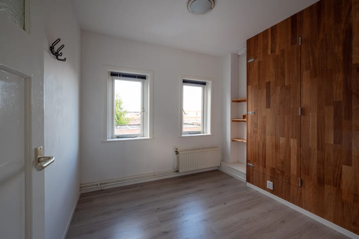 Photo 18 of Jelgersmastraat 1-A