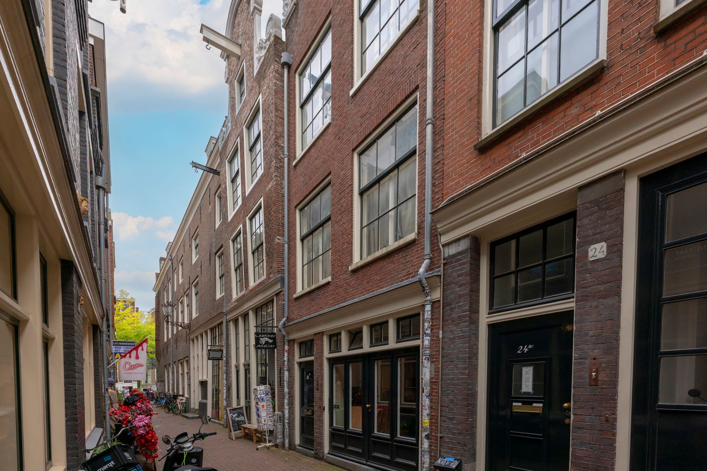 Photo 1 of Sint Annenstraat 28-B