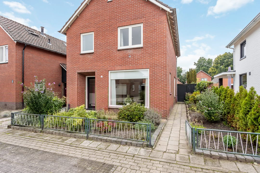 Photo 2 of Julianastraat 12