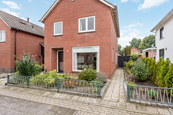 Photo 2 of Julianastraat 12