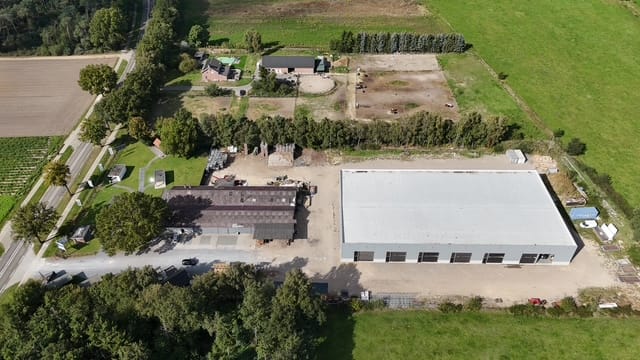 Bekijk foto 2 van Herkenbosserweg 1-a