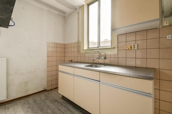 Photo 4 of Van Houweningenstraat 48-3