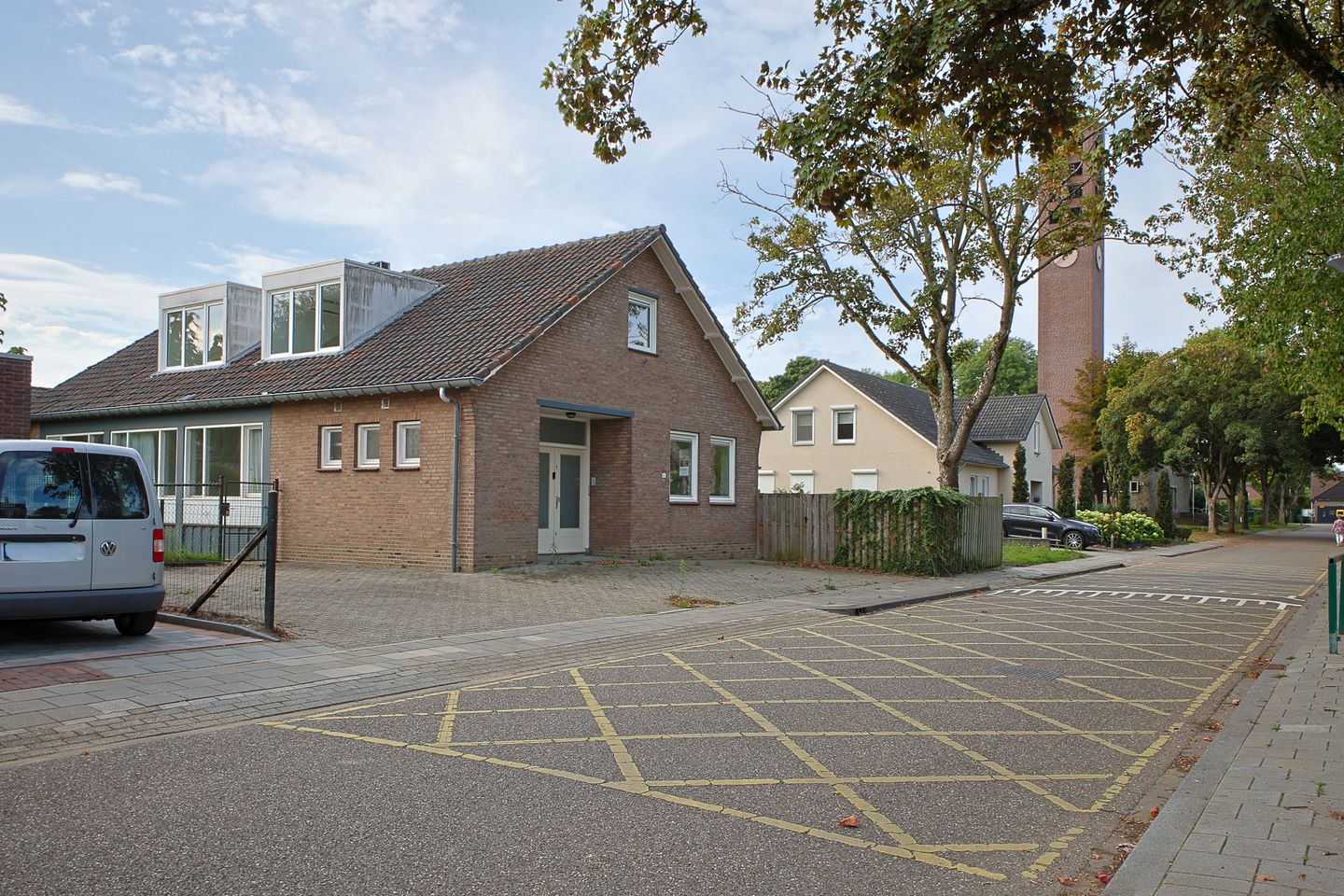 View photo 3 of Sint Willibrorduslaan 12-14