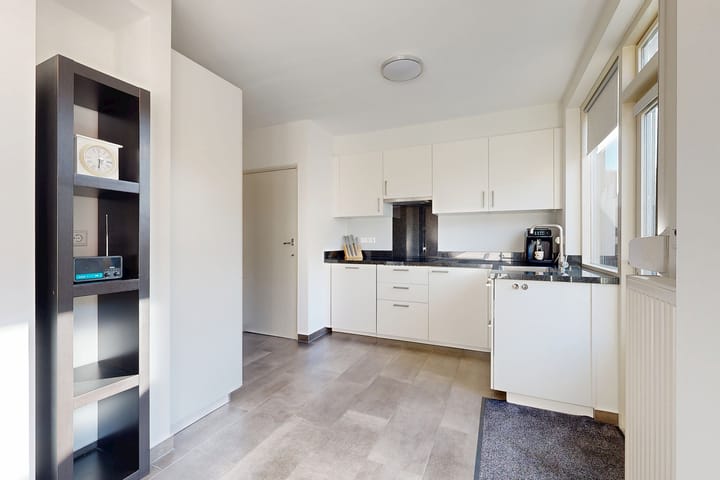 Photo 18 of Veltstraat 12