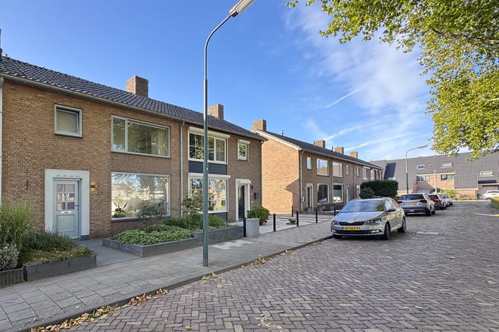 Photo 47 of Veltstraat 12