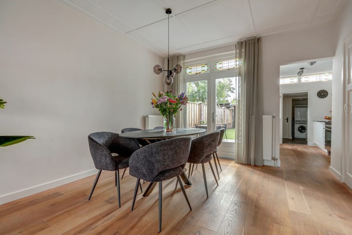 Foto 13 van Van Riebeekstraat 104