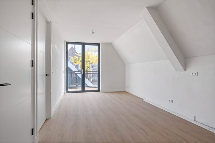 Photo 10 of Deken van Erpstraat 7-L