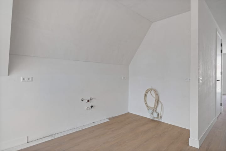 Photo 11 of Deken van Erpstraat 7-L