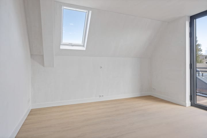 Photo 16 of Deken van Erpstraat 7-L