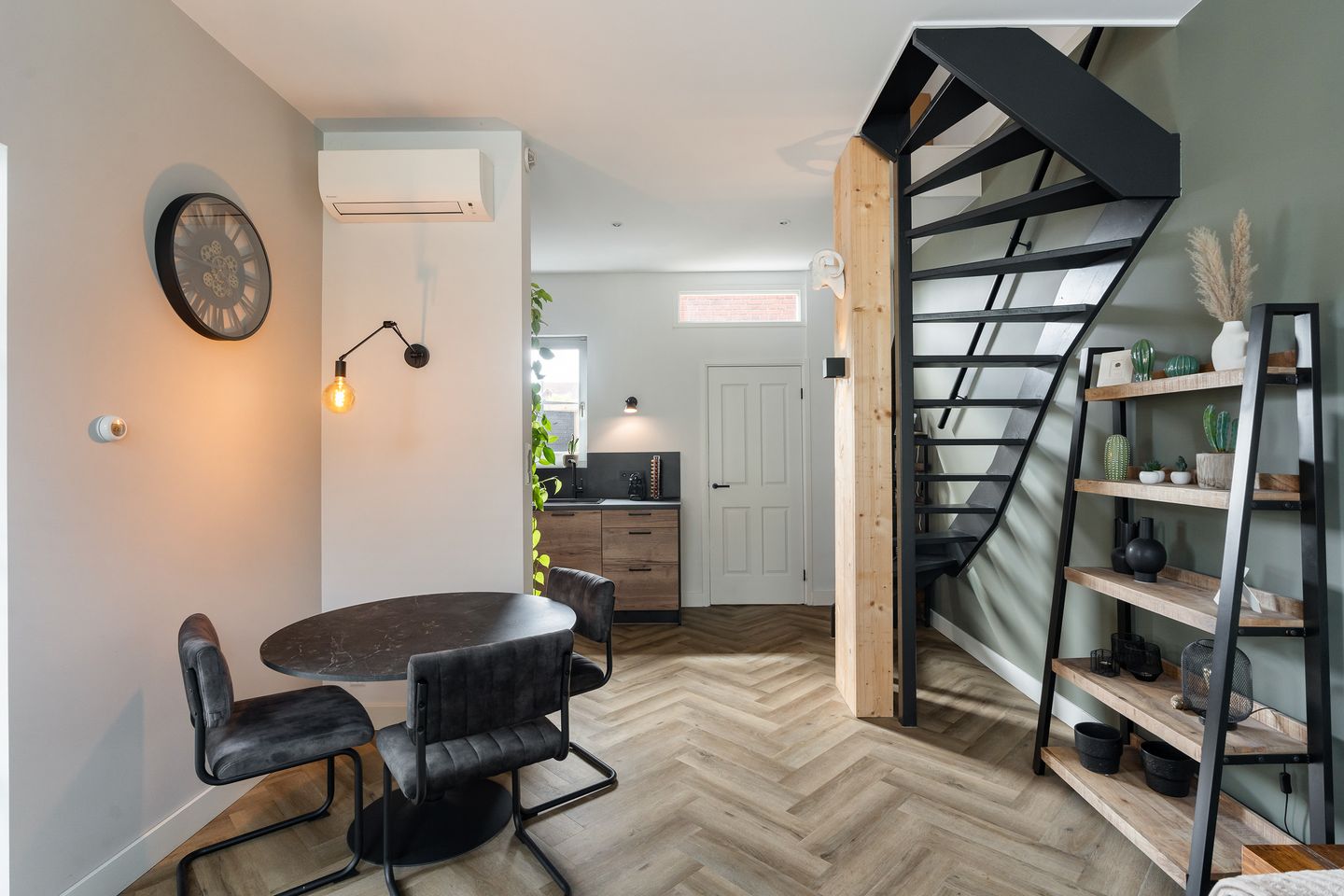 Photo 10 of Anthonie Camerlingstraat 35