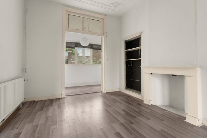 Photo 11 of Paulstraat 107