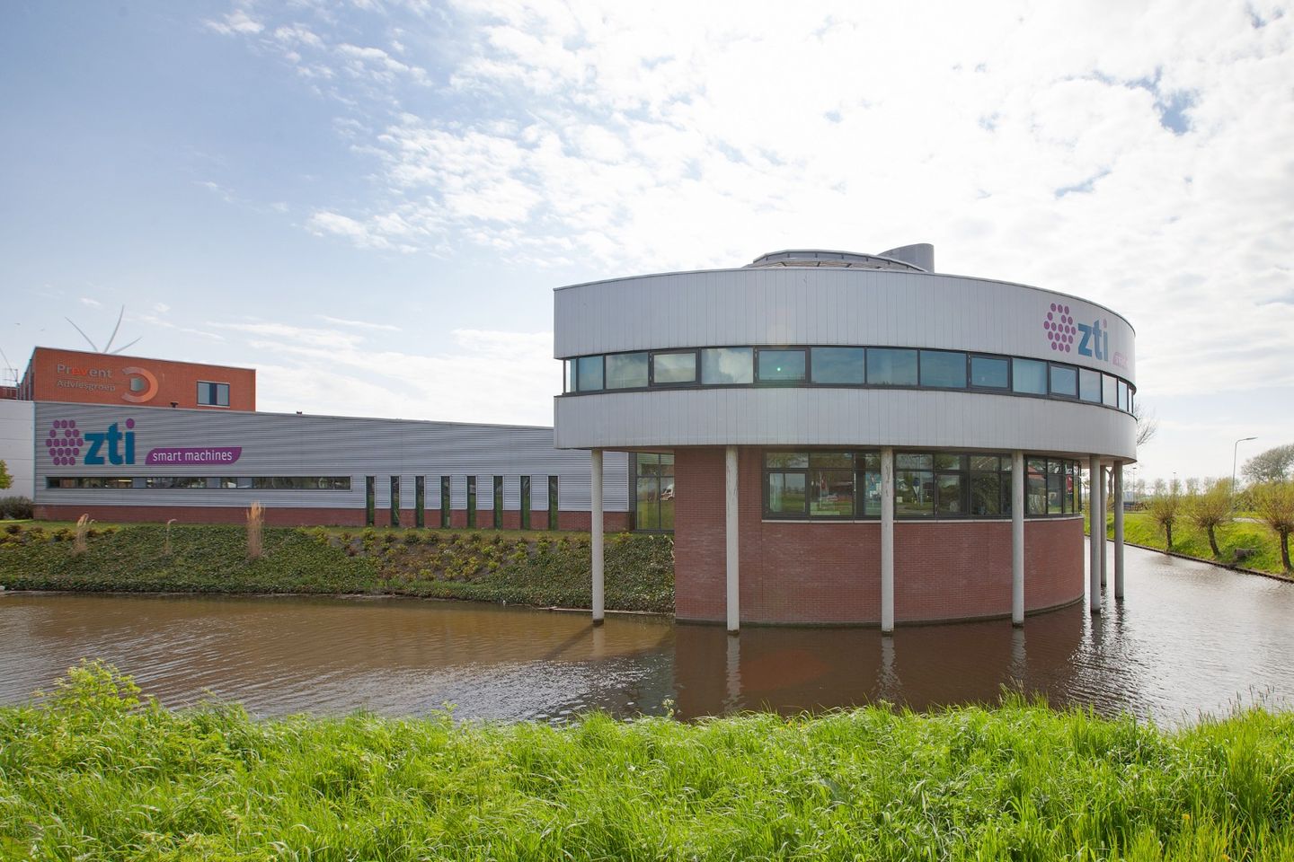View photo 2 of De Dijken 1