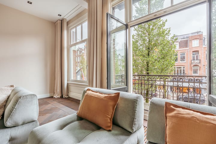 Photo 22 of Van Baerlestraat 152-H