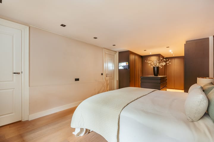 Photo 34 of Van Baerlestraat 152-H