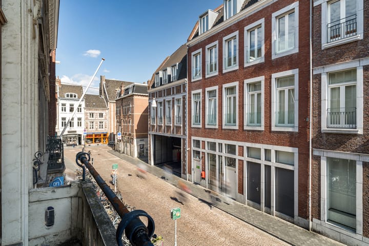 Photo 8 of Helmstraat 8-B