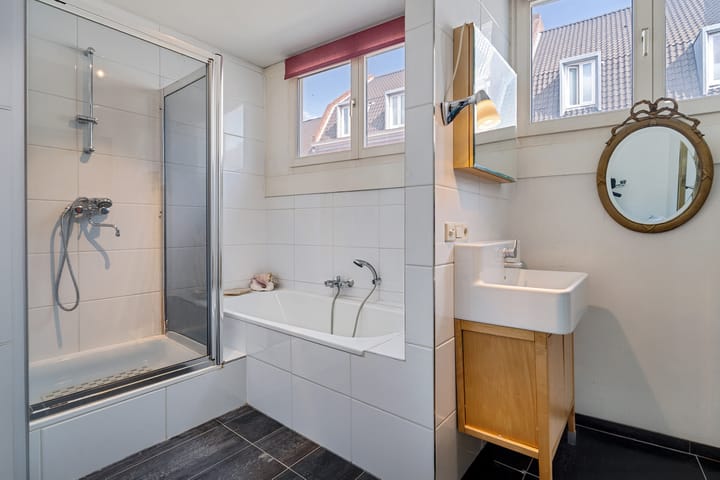 Photo 21 of Helmstraat 8-B