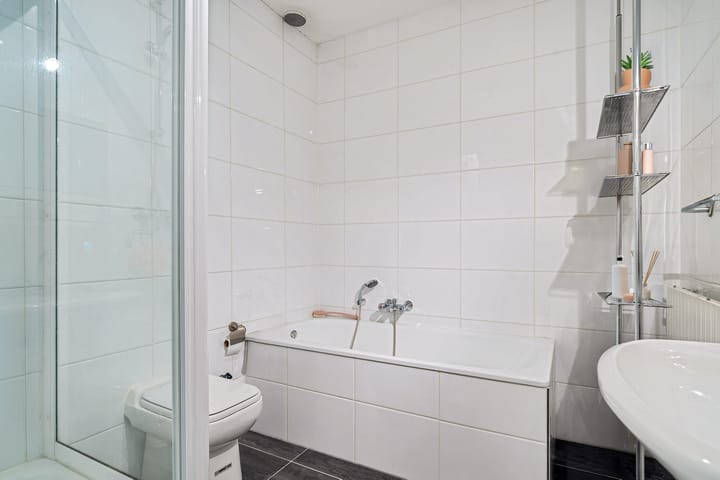 Photo 29 of Helmstraat 8-B