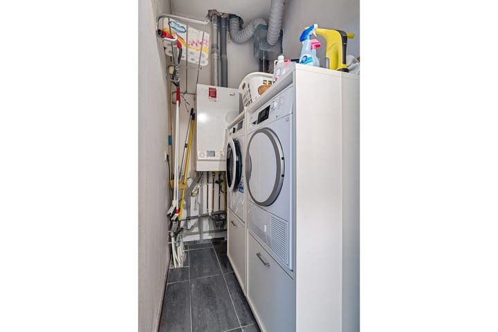 Photo 31 of Helmstraat 8-B