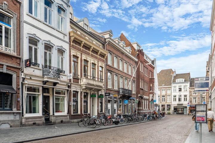 Photo 37 of Helmstraat 8-B