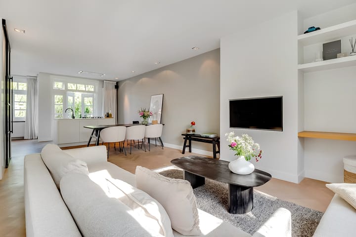 Photo 2 of Johannes van der Waalsstraat 9-1