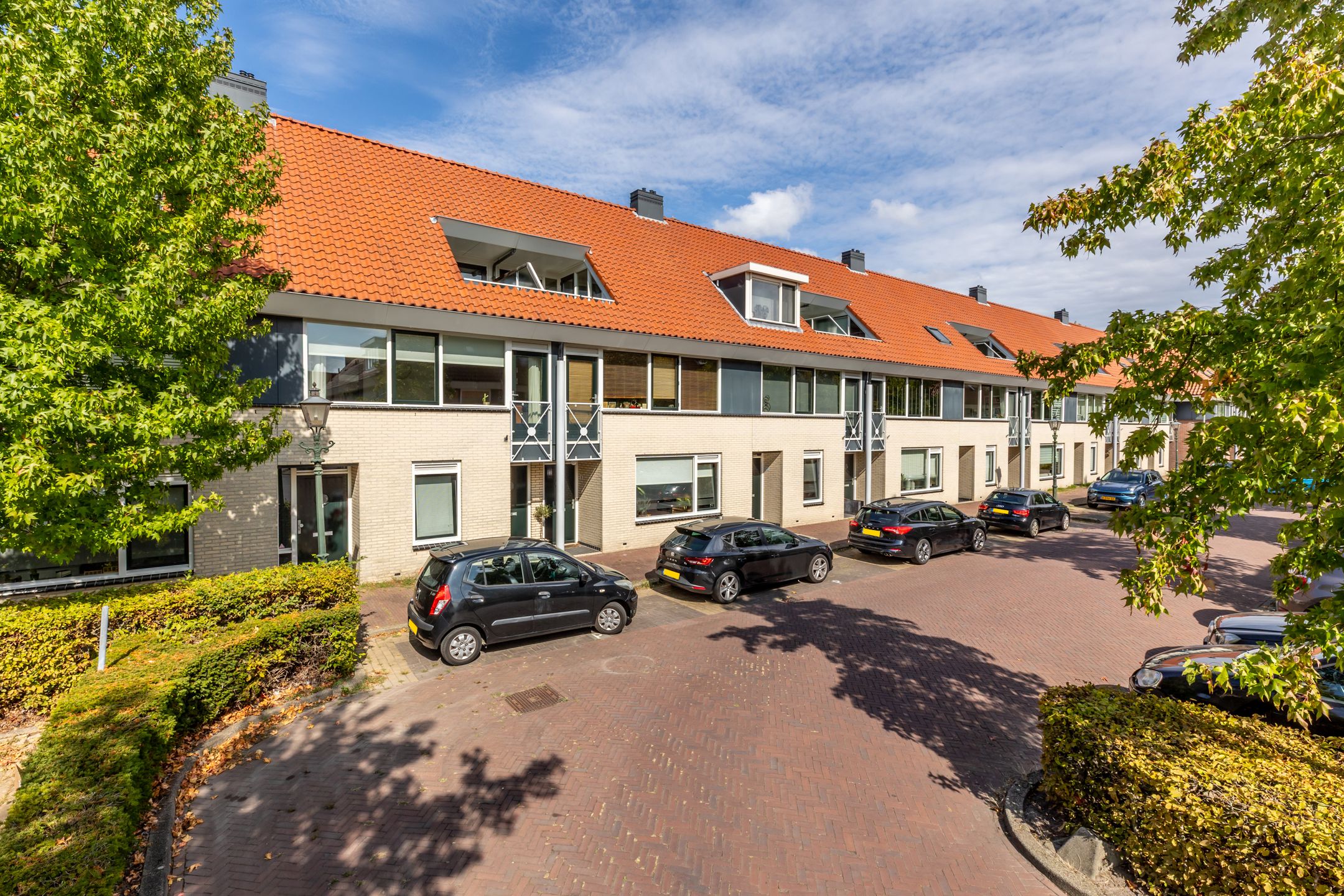 Photo 6 of Warmoezenierstraat 6