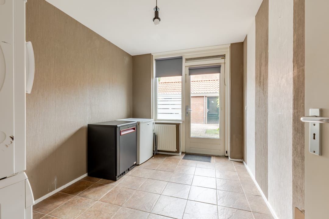 Photo 8 of Warmoezenierstraat 6