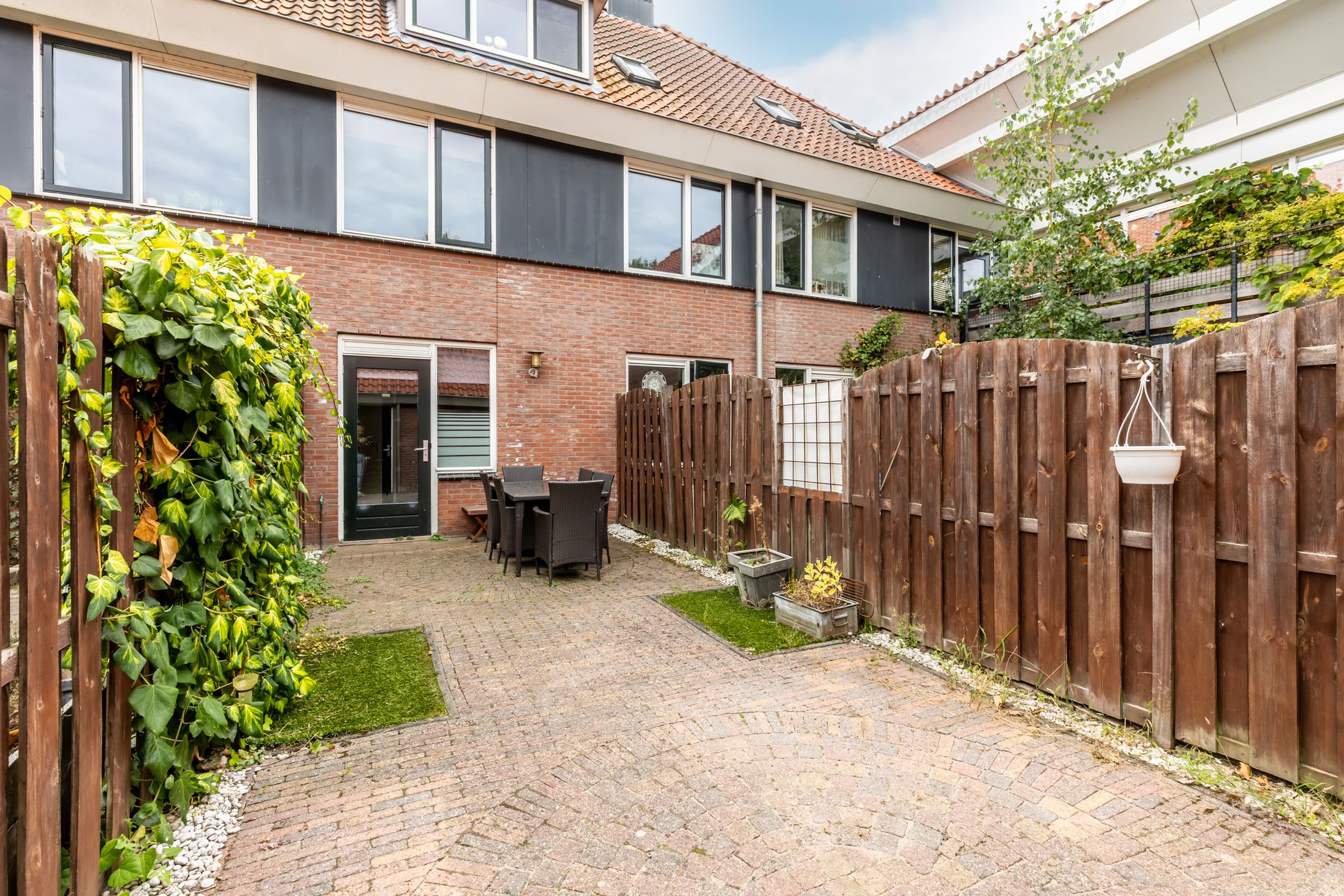 Photo 9 of Warmoezenierstraat 6