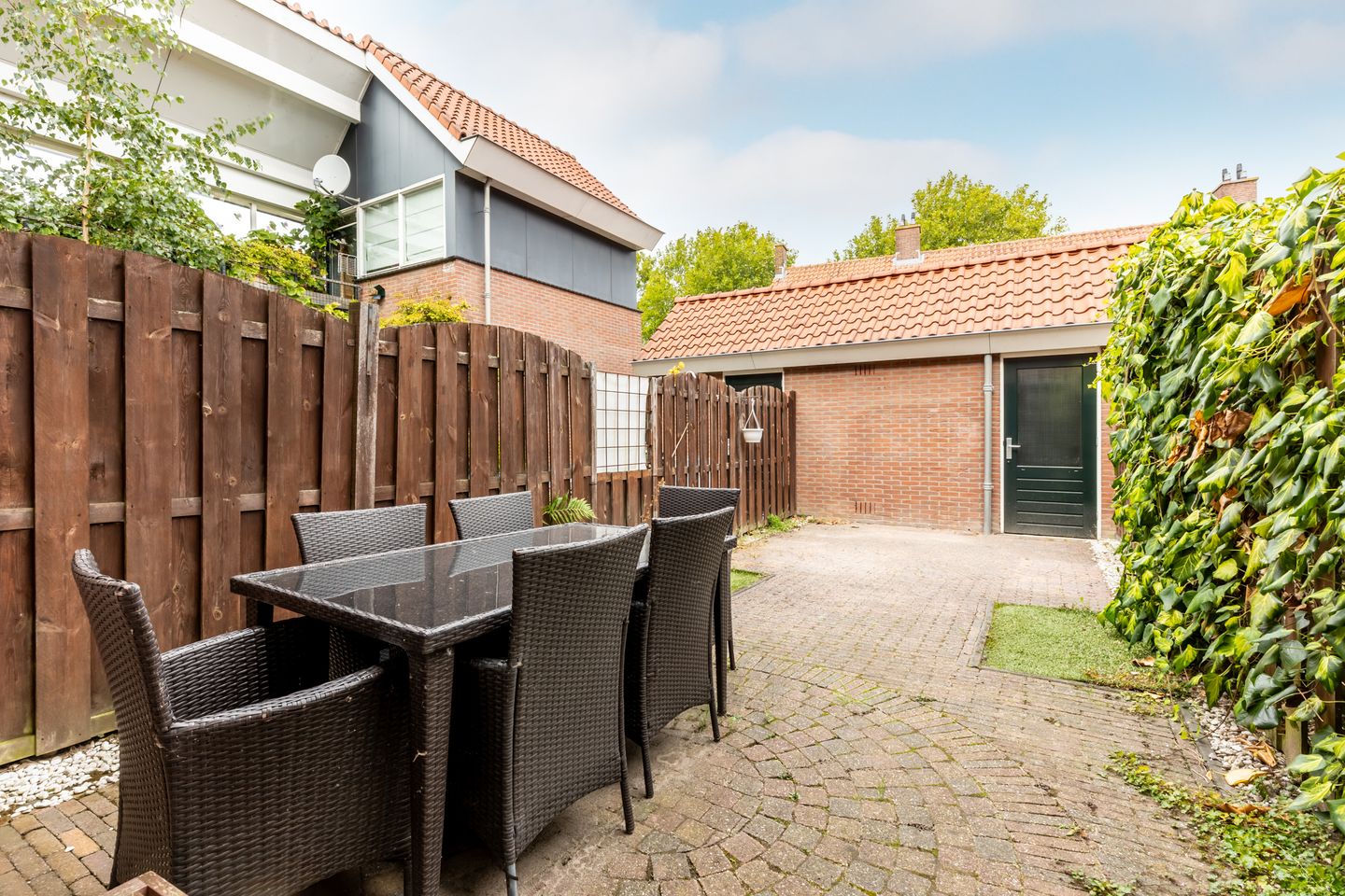 Photo 10 of Warmoezenierstraat 6