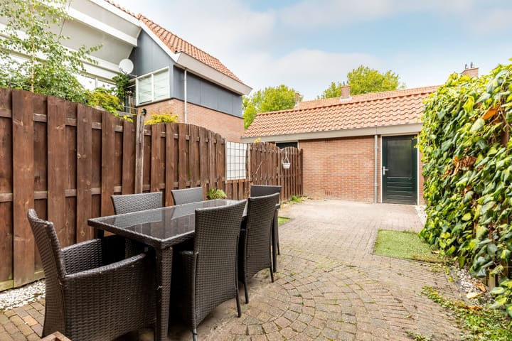 Foto 10 van Warmoezenierstraat 6