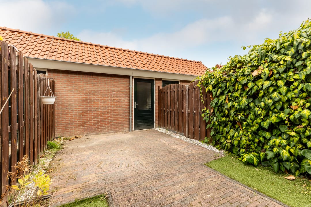 Photo 11 of Warmoezenierstraat 6