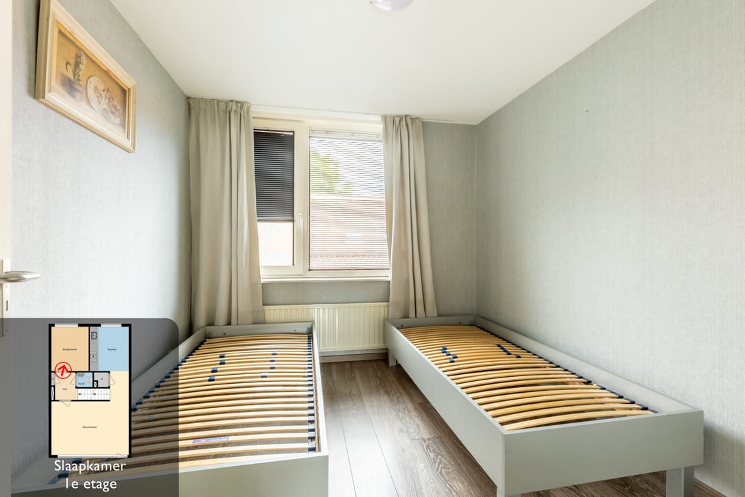 Photo 13 of Warmoezenierstraat 6