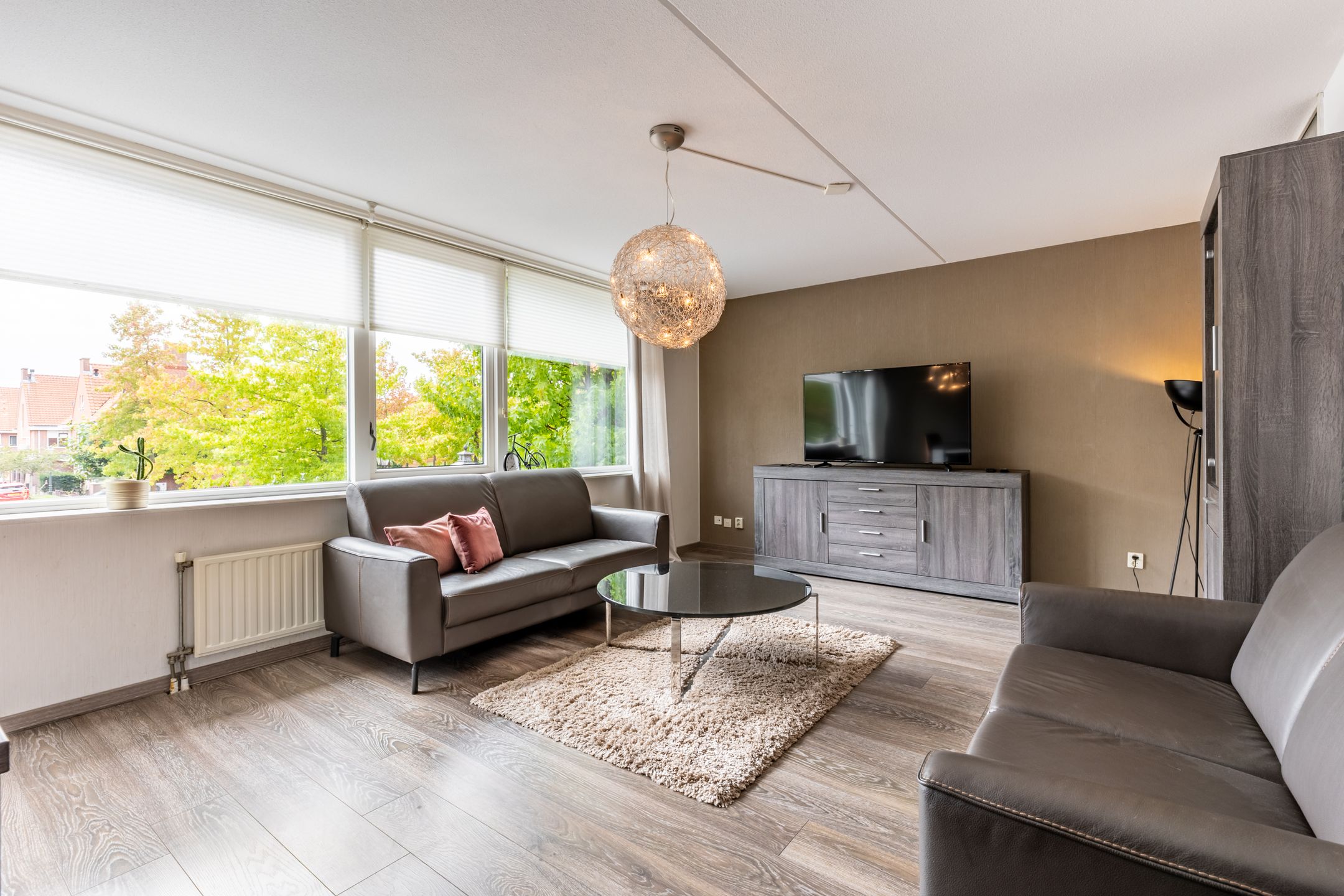 Photo 15 of Warmoezenierstraat 6