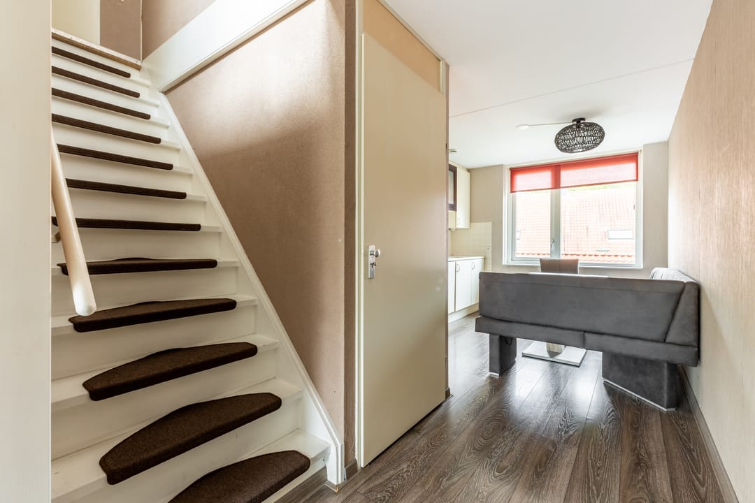 Photo 17 of Warmoezenierstraat 6