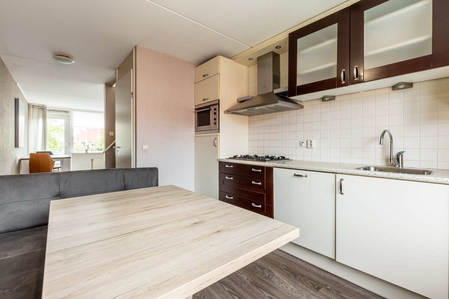 Photo 19 of Warmoezenierstraat 6