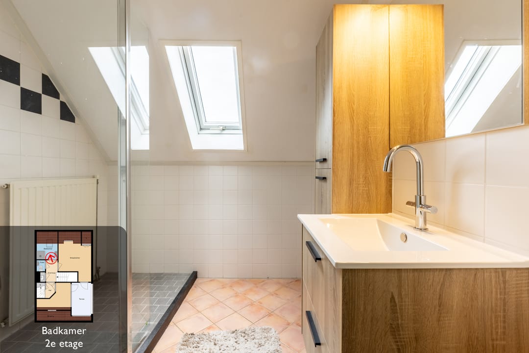 Photo 28 of Warmoezenierstraat 6