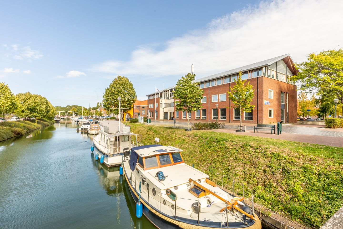 Photo 35 of Warmoezenierstraat 6