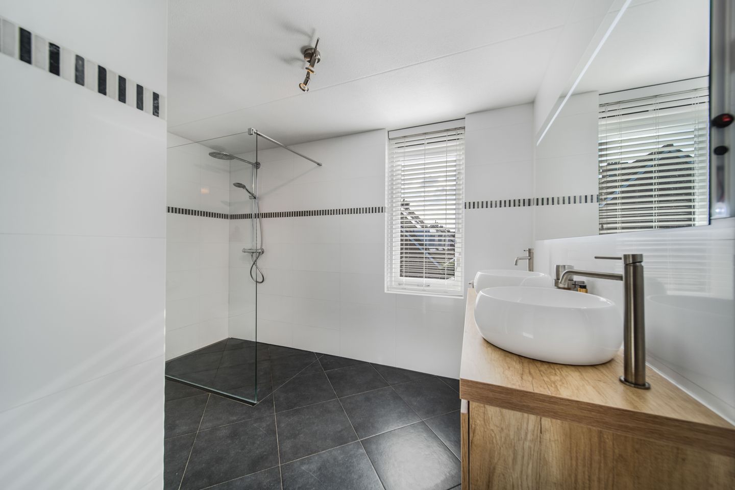 Foto 34 van Oscar Romerolaan 8