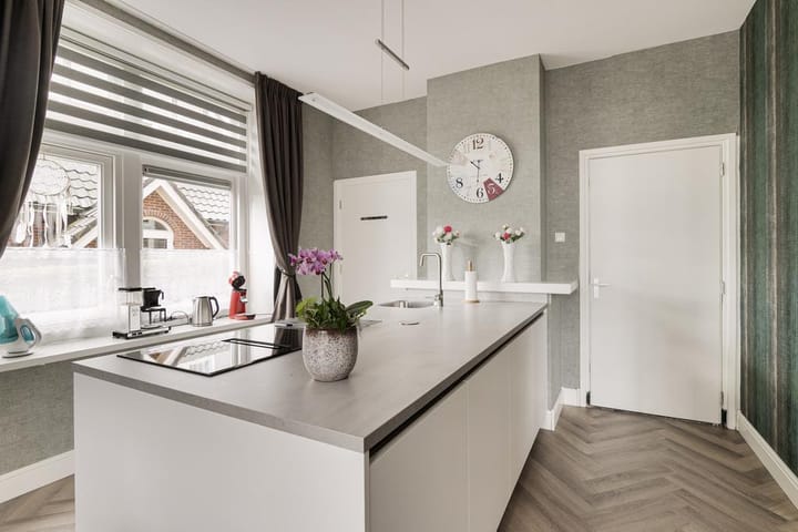 Photo 3 of Mr. Ovingstraat 2-A