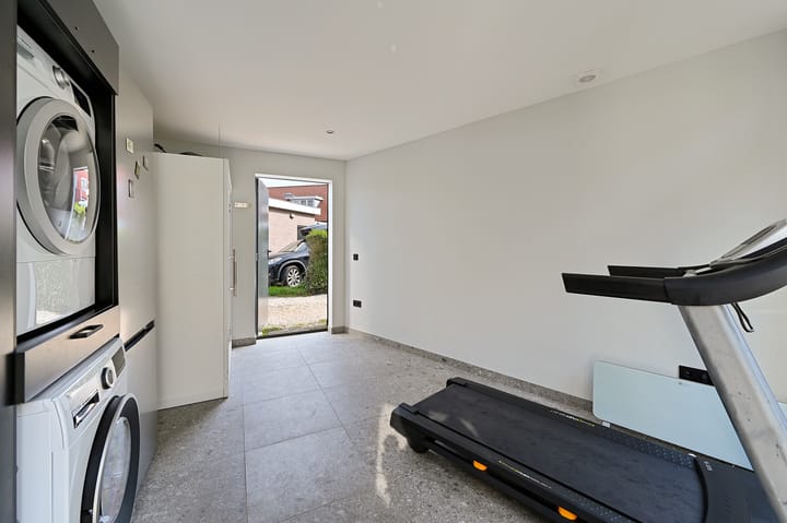 Photo 27 of Van Zuylen van Nijeveltstraat 364