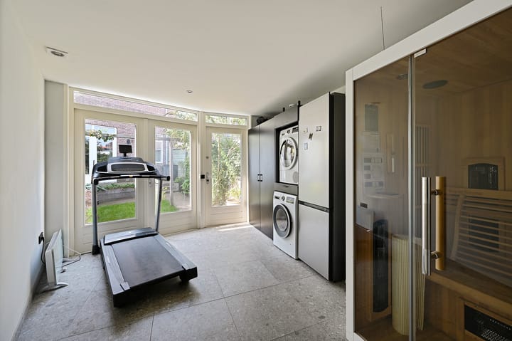 Photo 28 of Van Zuylen van Nijeveltstraat 364