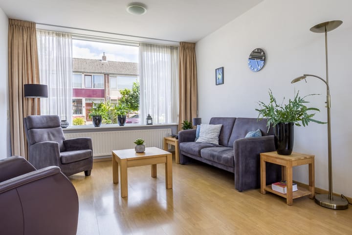 Foto 4 van Burg W E v Weedelaan 12