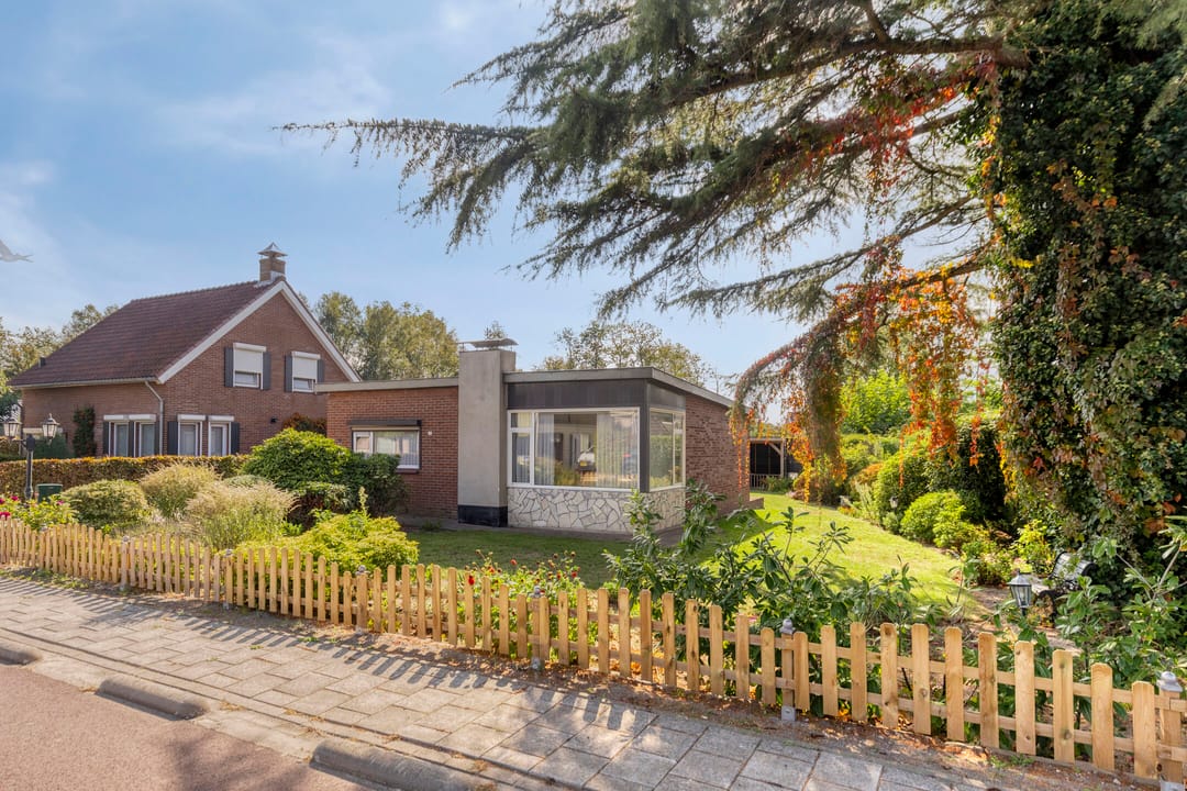 Photo 2 of Hazelarenstraat 7