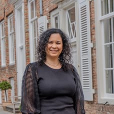 V.F. (Vanessa) Lau - Administrative Employee