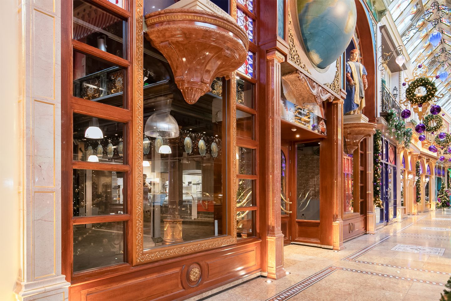 View photo 1 of Passage 18-20
