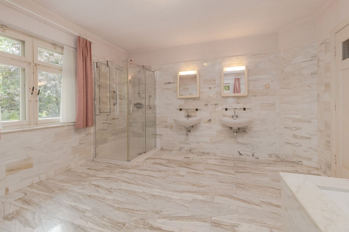 338.jpg?options=width=1440