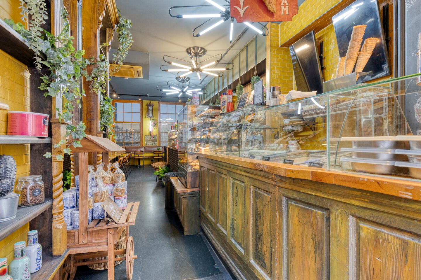Bekijk foto 3 van Warmoesstraat 46