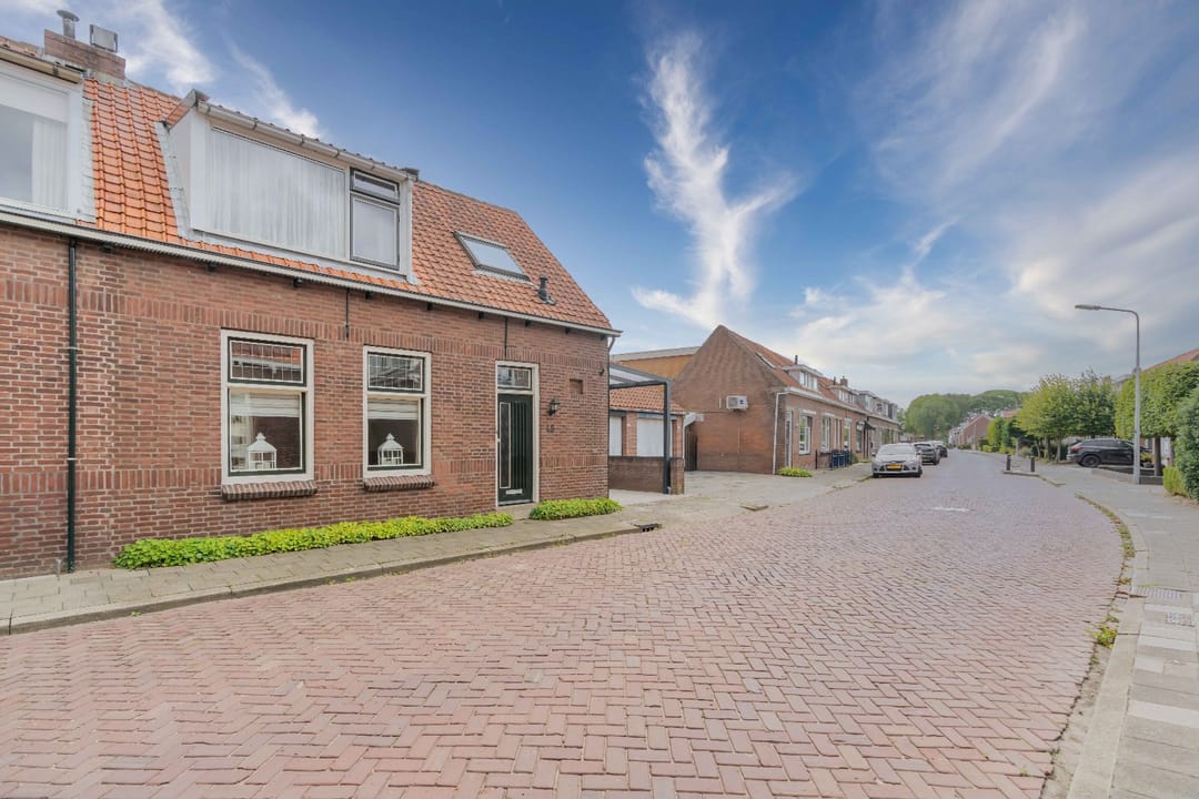 Photo 2 of Emmastraat 48