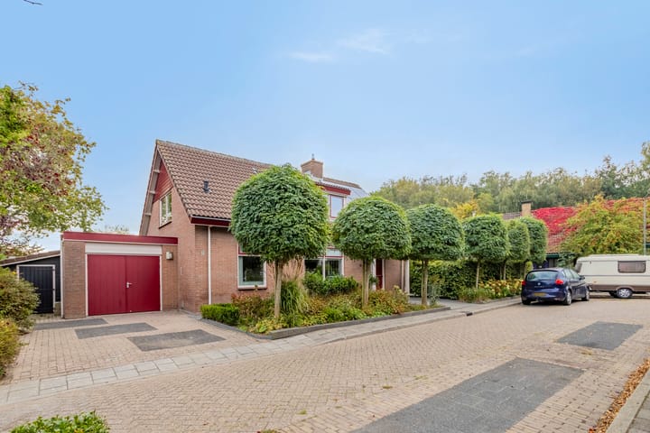 Photo 10 of Bisschopstraat 37